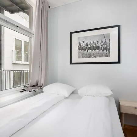 Large Flat With Balcony In Prime Location. Eg2 *